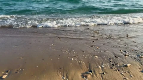 Turquoise Waves Crashing on Shore Vidéo 330167082
