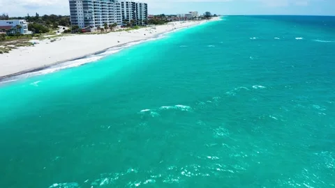 Turquoise Waves Gently Lap Against Venice Beach's Sandy Shoreline 스톡 동영상 336733205