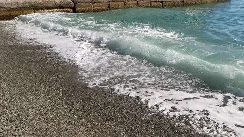 Turquoise waves roll over the beach. The rapid motion of the waves. Stock-Footage 140243518