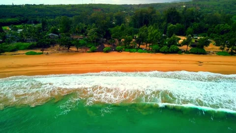 Turquoise Waves Rolling Onto Sandy Beach in Hawaii Stockbeeldmateriaal 348533630