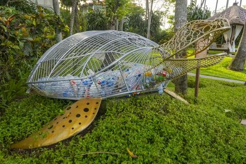A turtle-shaped trash can that functions to collect plastic waste on the beac Foto stock