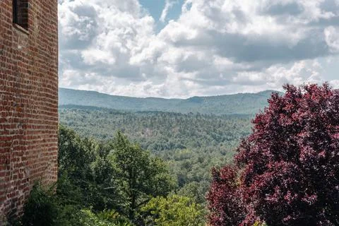 The Tuscan fields seen from the side of an immense brick wall 스톡 사진