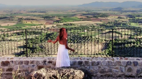 Tuscan landscape and red-haired lady in white Vídeo Stock 33625434