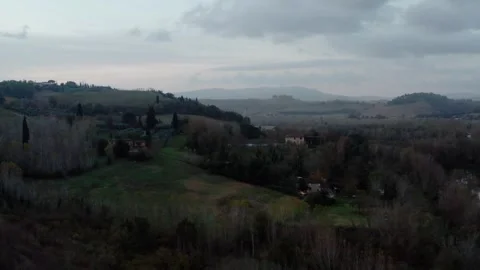 Tuscany Aerial Landscape Featuring Rolling Hills and Countryside Villas 库存影片 331169739