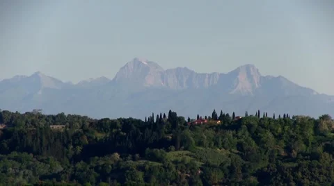 Tuscany landscape with mountains in the background. Vídeo Stock 64831741