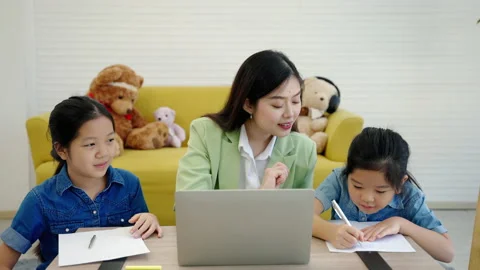 The tutor is teaching students in the tutorial school 動画素材 171626215