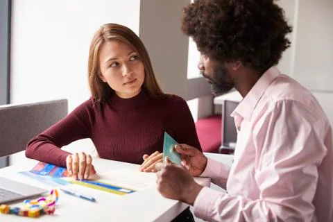 Tutor Using Learning Aids To Help Student With Dyslexia Foto stock