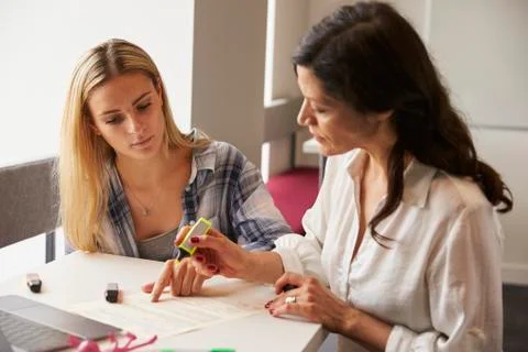 Tutor Using Learning Aids To Help Student With Dyslexia Foto stock
