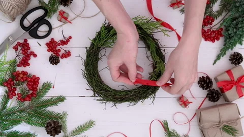 Tutorial Christmas wreath of blueberry branches. Step by step video instruction. Video stock 139719542