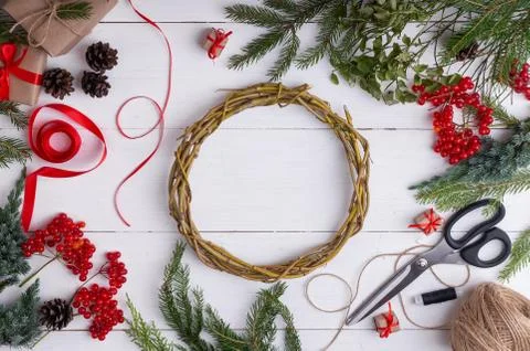 Tutorial easy Christmas wreath of blueberry branches. Step by step instructio Фото