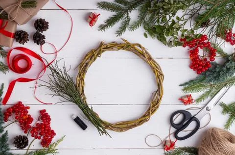 Tutorial easy Christmas wreath of blueberry branches. Step by step instructio 库存照片