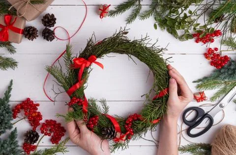 Tutorial easy Christmas wreath of blueberry branches. Step by step instructio Фото
