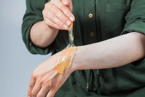 Tutorial hair removing sugaring, depilation, waxing 库存照片