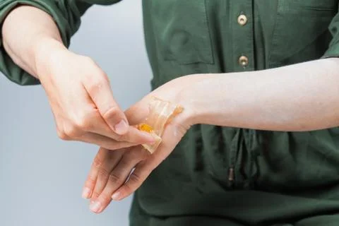 Tutorial hair removing sugaring, depilation, waxing 库存照片