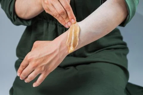 Tutorial hair removing sugaring, depilation, waxing Stockfoto's