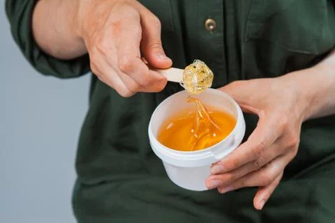 Tutorial hair removing sugaring, depilation, waxing 库存照片
