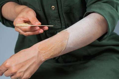 Tutorial hair removing sugaring, depilation, waxing Stockfoto's