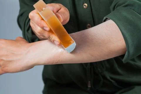 Tutorial hair removing sugaring, depilation, waxing 库存照片