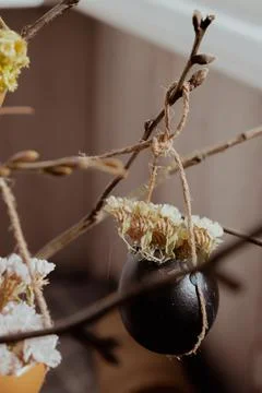 Tutorial How to make Easter table decoration with egg shells step by step 스톡 사진