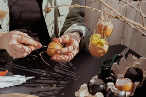 Tutorial How to make Easter table decoration with egg shells step by step 写真素材