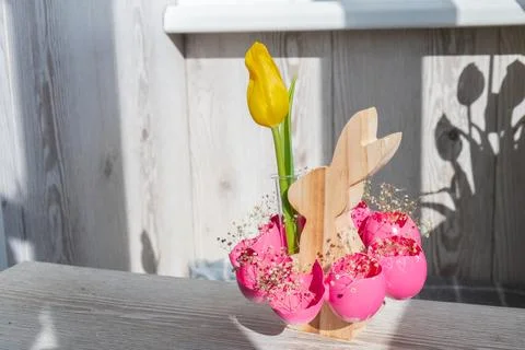 Tutorial How to make Easter table decoration with egg shells step by step Stock Photos