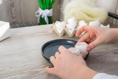 Tutorial How to make Easter table decoration with egg shells step by step Stock Photos