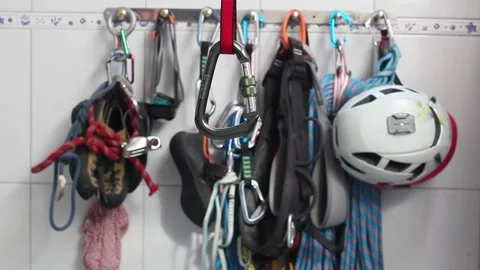 Tutorial of how to tie a clove hitch on a pear carabiner, procedure made duri Stock Footage 130221442