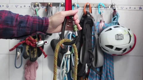 Tutorial of how to tie a clove hitch on a pear shaped carabiner, proce 動画素材 143103999