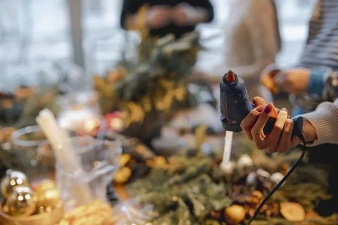 Tutorial on making Christmas wreaths and decorating for the New Year. 스톡 사진
