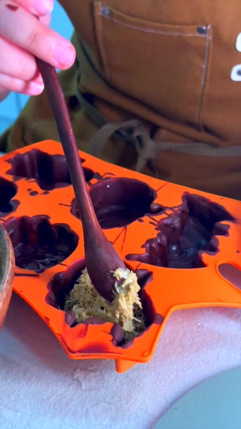 Tutorial on making Dubai style chocolate with kunafa filling. Step by-step Stock Footage 343478020