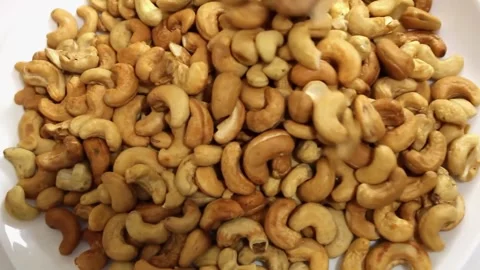 This tutorial showcases a straightforward process for roasting cashews to 스톡 동영상 292754461
