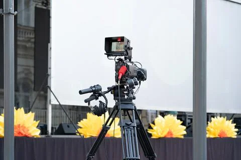 TV camera on a tripod without an operator on the broadcast of a concert Stock-Fotos