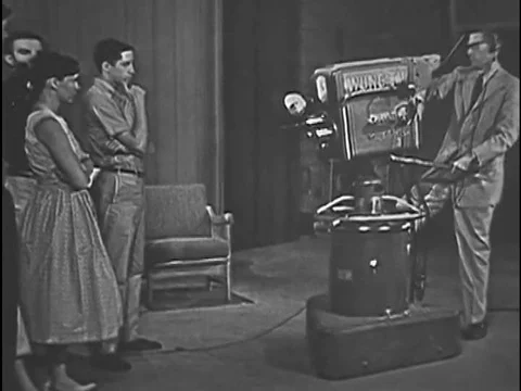 The TV instructor in the two week communications course for high school students Vidéo 79466505