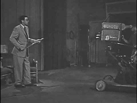 The TV instructor in the two week communications course for high school students Vidéo 79466507