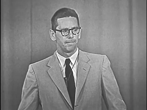 The TV instructor in the two week communications course for high school students Vidéo 79466513