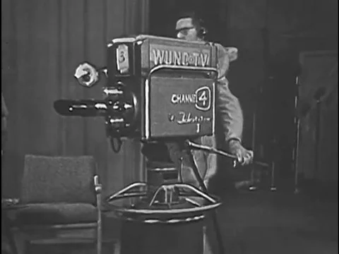 The TV instructor in the two week communications course for high school students Vidéo 83226331