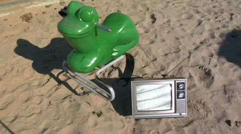 TV park frog ws Stock-Footage 722348