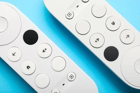 TV remote controllers on blue background, closeup 库存照片