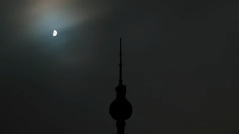Tv Tower of Berlin at night, Time lapse of moon and clouds Video stock 116325572