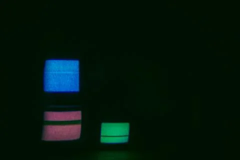 TVs with interference in dark rooms Stockfoto's