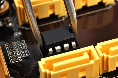 Tweezers insert microchip Foto stock