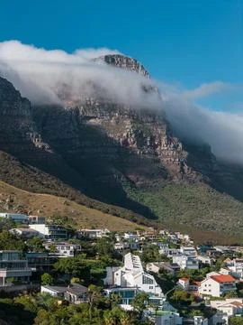 Twelve Apostles with tablecloth cloud above Cape Town hillside homes Fotos Stock