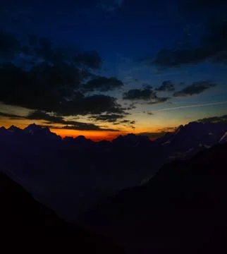 Twilight after sunset. Sky with clouds over a mountain range. Foto stock