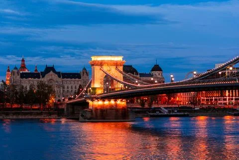 Twilight in Budapest, the Chain Bridge over the Danube, the reflection of n.. Stock Photos
