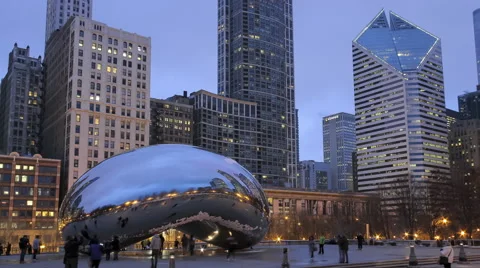 Twilight at Chicago's Famous Bean at Dusk Video stock 63100882