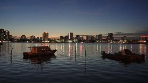 Twilight Cityscape Over West Lake in Hanoi, Vietnam Vidéo 342123708