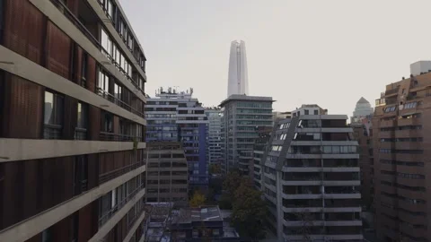 Twilight drone pass between Apoquindo towers toward Costanera Center Santiago Vídeos de archivo 334637077