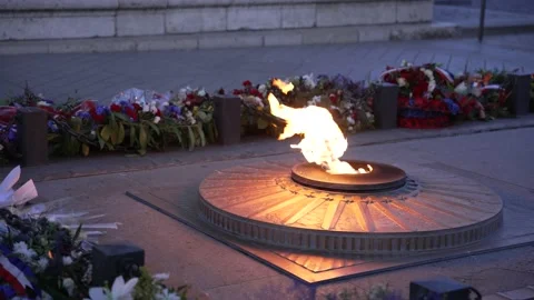 Twilight of the Eternal Flame under the Arc de Triomphe - Paris, France 4K 库存影片 220562041