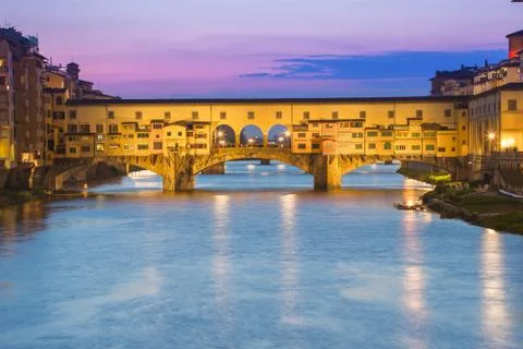 Twilight of Ponte Vecchio the ancient bridge of Florence, Italy. Fotos de archivo
