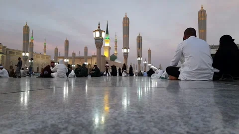 Twilight Reflection on Marble at Al-Masjid an-Nabawi Vídeo Stock 322220055